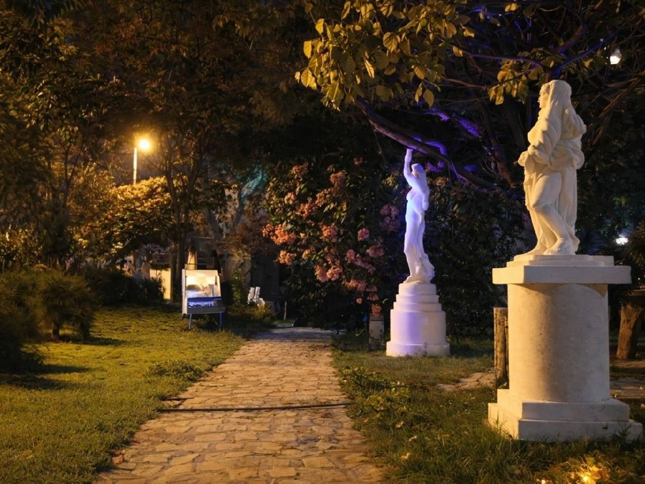 pousada-vila-salinas-calcada-noturna